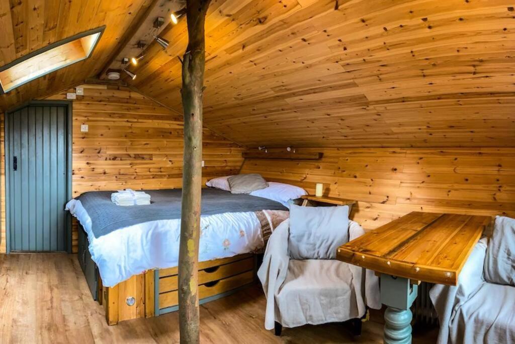 Chalet Wooden Tiny House Glamping With Hot Tub 1 *