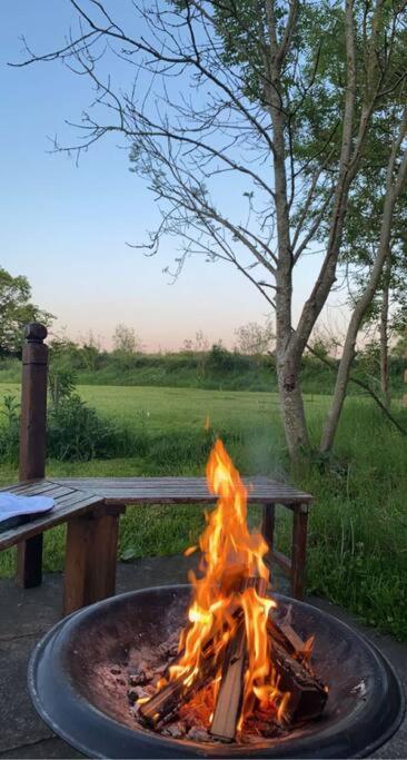 Chalet Wooden Tiny House Glamping With Hot Tub 1 *